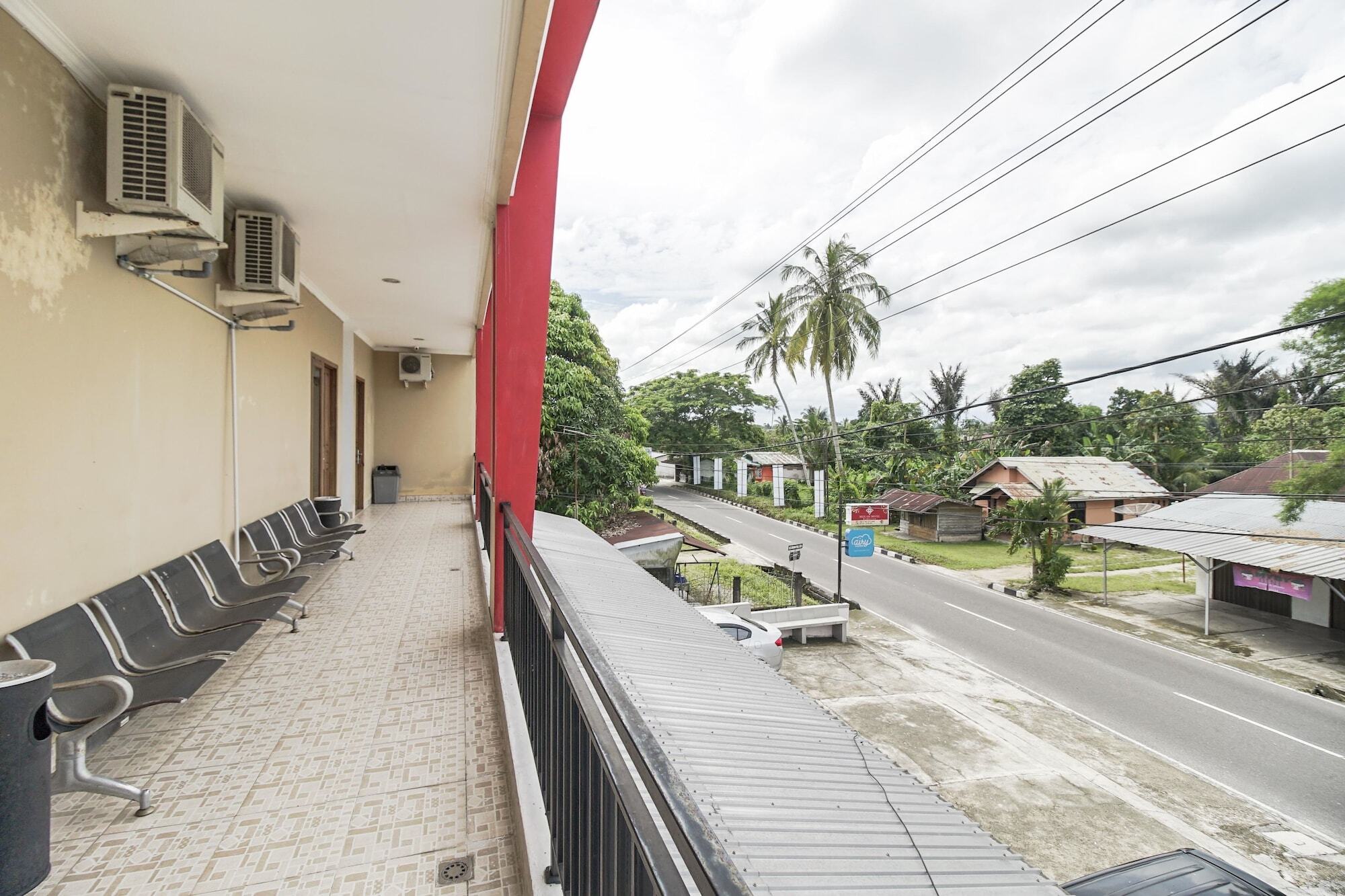 Готель Reddoorz Near Pantai Tanjung Pendam 2 Танджунґпандан Екстер'єр фото